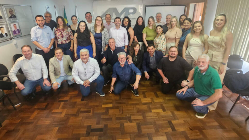 Em reunião com executivos e dirigentes de associações regionais, presidente da AMP anuncia caravana para atuais e futuros gestores