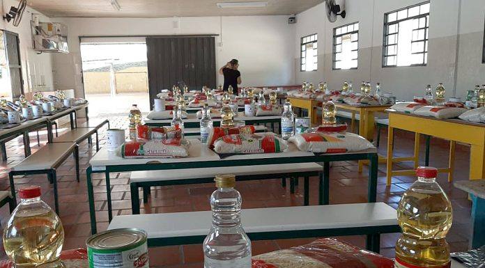 Servidores e voluntários trabalham na organização dos alimentos