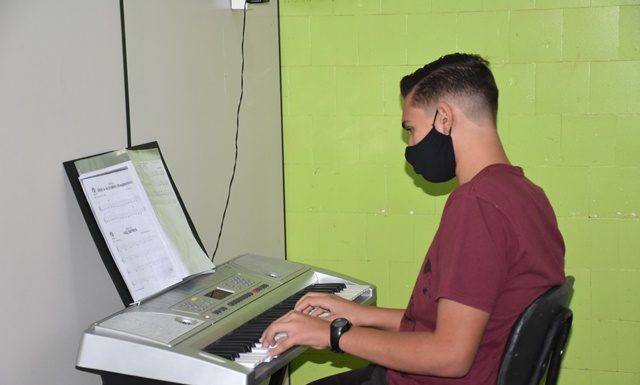 Escola municipal de música adapta aulas para estudo à distância