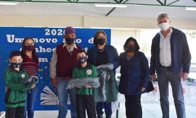 Prefeitura de Jaguariaíva entrega japonas para crianças