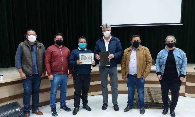 Prefeito de Jaguariaíva entrega prestação de contas à Câmara