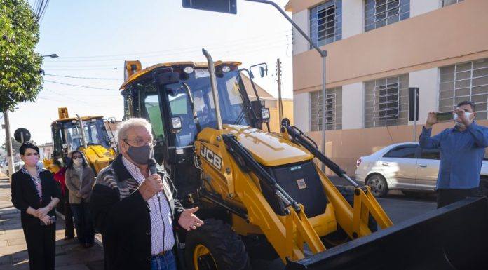 Município de Ribeirão Claro recebe duas novas retroescavadeiras
