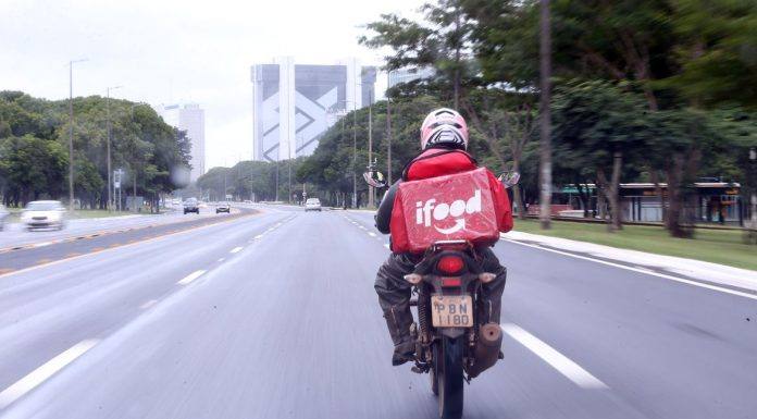 Entregadores de apps pedem melhores condições de trabalho