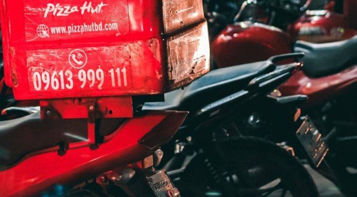 Desempregados alugam motos para atender pedidos de delivery
