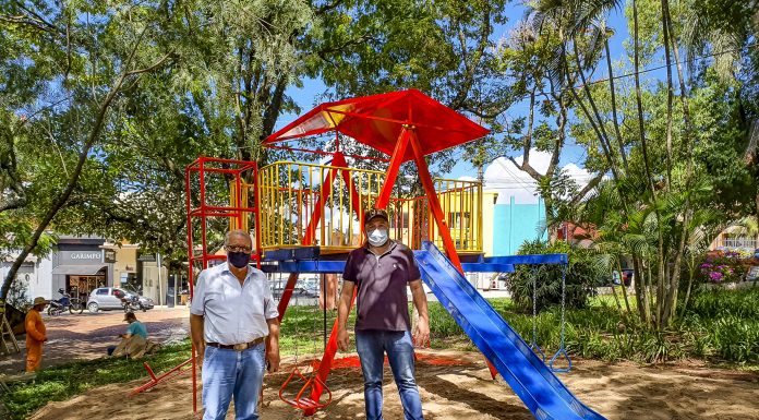Prefeito Mario Augusto de Ribeirão Claro inaugura playground e academia