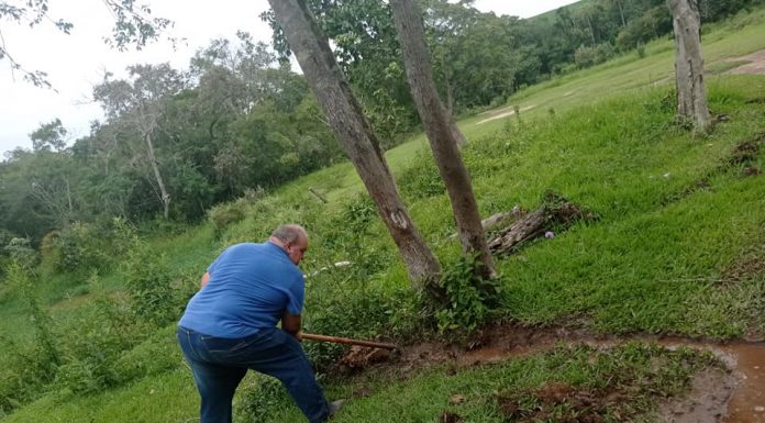 Prefeito pega na enxada e realiza manutenção nas estradas rurais