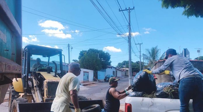 Mutirões retiram lixos de quintais e terrenos baldios em Jacarezinho