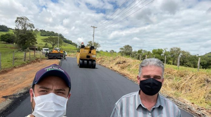 Secretaria de Obras de Ribeirão Claro realiza pavimentação asfáltica