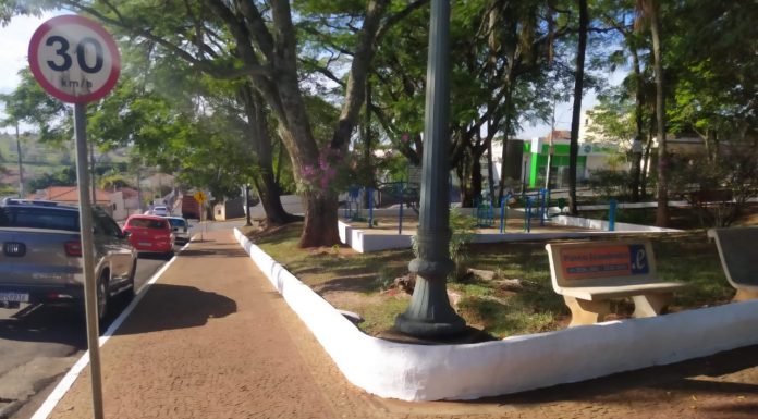 Ação conjunta em Ribeirão Claro inicia o “Programa Cidade Limpa”
