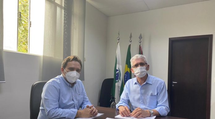 Prefeito de Ibaiti entrega projetos ao Secretário Norberto Ortigara