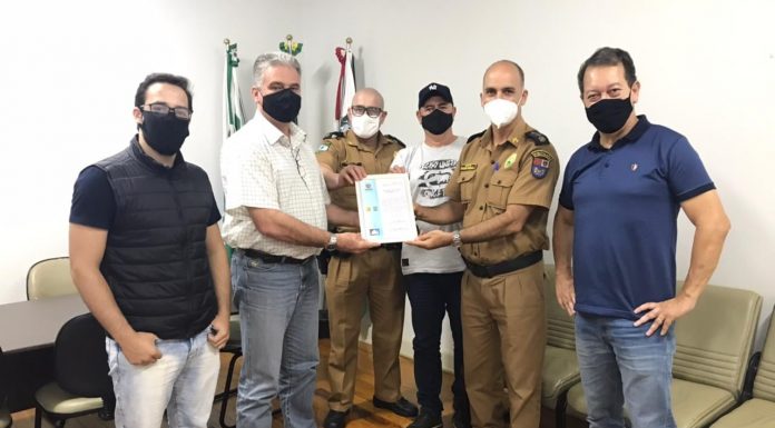 Prefeito de Ribeirão Claro recebe visita do Comando Regional da PM