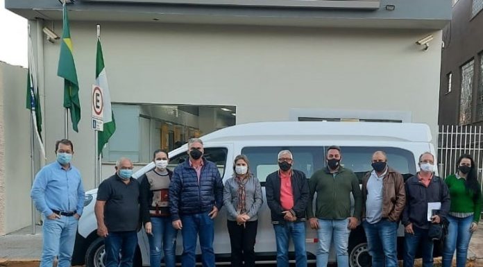 Município de Ribeirão Claro recebe nova Van para transporte de pacientes
