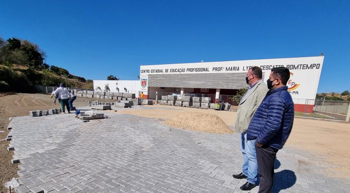 Prefeito Tuti vistoria obras em frente ao Centro de Educação Profissional