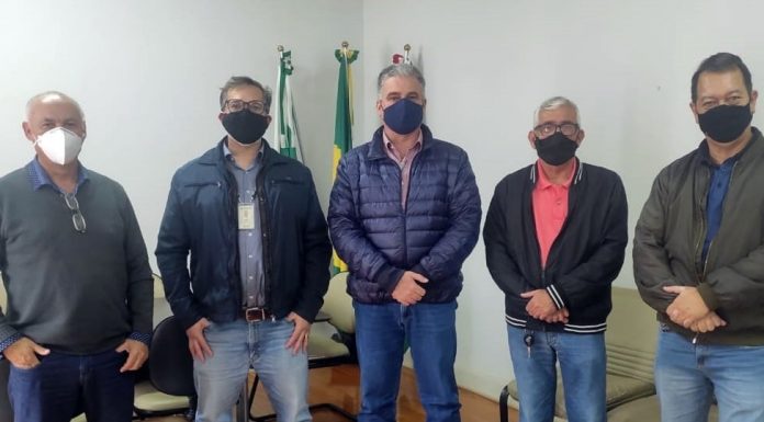 Superintendente da Cohapar visita Ribeirão Claro para vistoriar obra