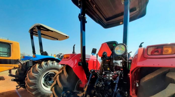 Departamento de Agricultura de Siqueira Campos recebe dois tratores novos