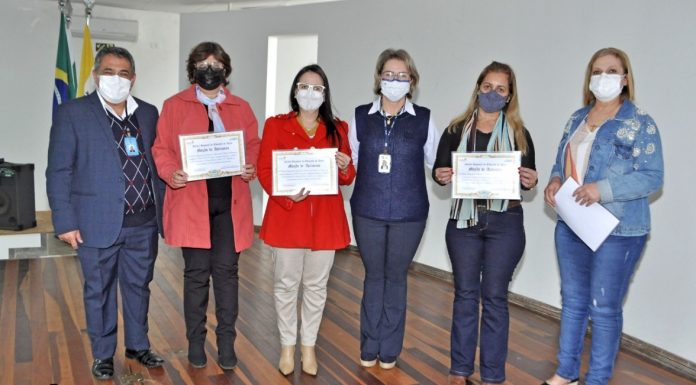 Secretária Municipal de Educação de Ibaiti recebe Moção de Aplausos