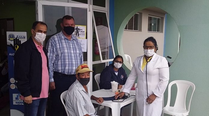 Prefeito Tuti Bomtempo acompanha os atendimentos do projeto Saúde no Bairro