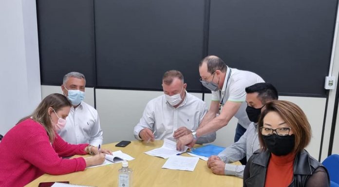 Prefeito Tuti Bomtempo assina convênio para a realização do Natal
