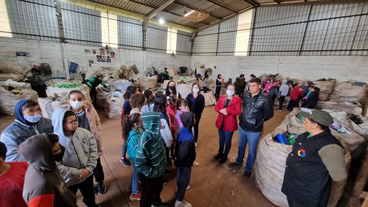 Alunos da Rede Municipal de Assaí visitam a Associação de Reciclabem