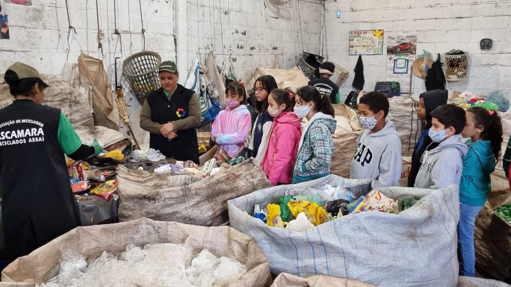 Alunos da Rede Municipal de Assaí visitam a Associação de Reciclabem
