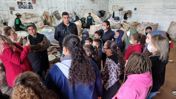 Alunos da Rede Municipal de Assaí visitam a Associação de Reciclabem