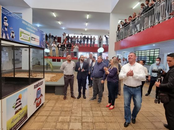 Ministro Paulo Alvin visita Assaí e destina 2 milhões para estruturação dos Laboratórios D CEEP Assaí