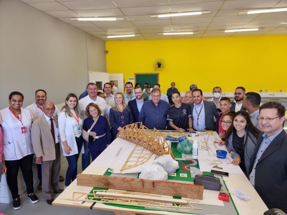 Ministro Paulo Alvin visita Assaí e destina 2 milhões para estruturação dos Laboratórios D CEEP Assaí