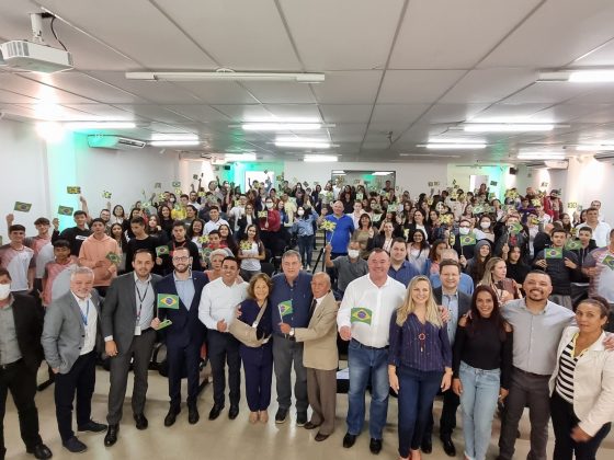 Ministro Paulo Alvin visita Assaí e destina 2 milhões para estruturação dos Laboratórios D CEEP Assaí
