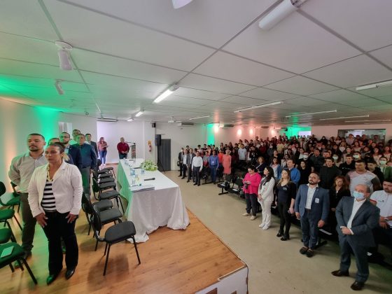 Ministro Paulo Alvin visita Assaí e destina 2 milhões para estruturação dos Laboratórios D CEEP Assaí