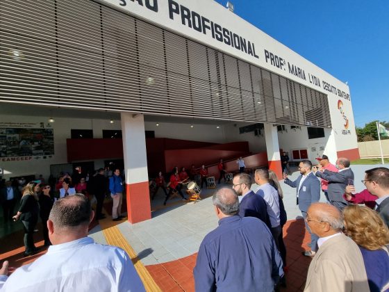 Ministro Paulo Alvin visita Assaí e destina 2 milhões para estruturação dos Laboratórios D CEEP Assaí