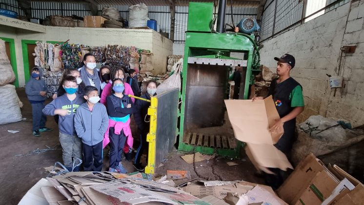 Alunos da Rede Municipal de Assaí visitam a Associação de Reciclabem
