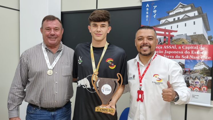 Prefeito Tuti recebe equipe do CEEP Campeã de Futsal JEPS 2022