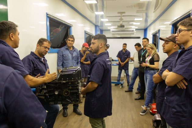 Carreta do Conhecimento inicia curso de Mecânica Automotiva