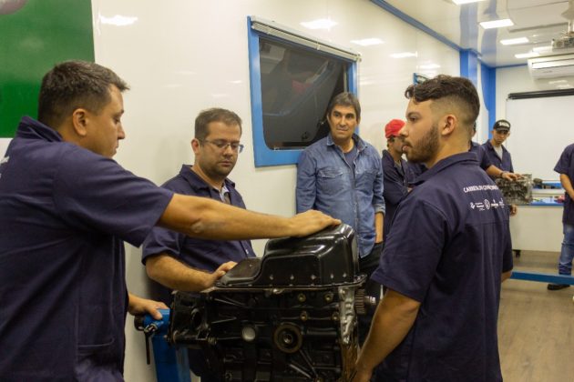 Carreta do Conhecimento inicia curso de Mecânica Automotiva