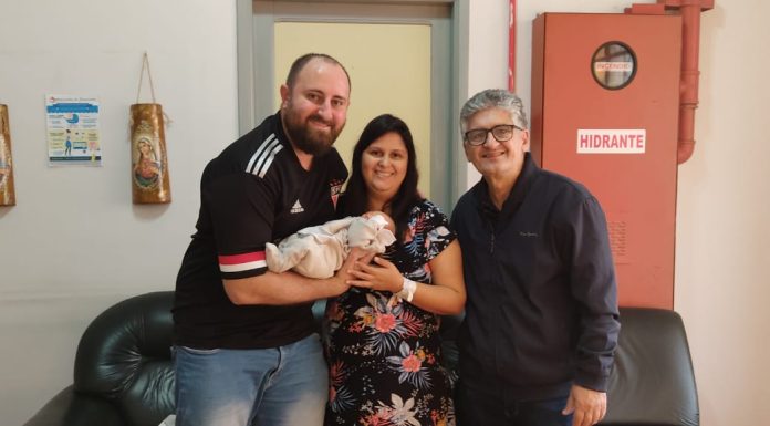 Médico faz parto do pai, da mãe e mais de 30 anos depois faz parto do filho do casal