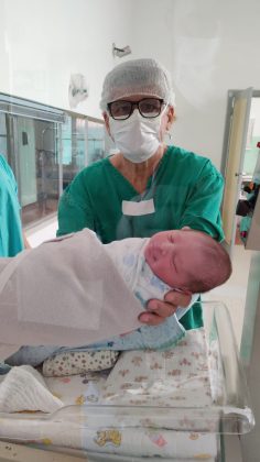 Médico faz parto do pai, da mãe e mais de 30 anos depois faz parto do filho do casal