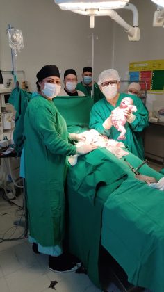 Médico faz parto do pai, da mãe e mais de 30 anos depois faz parto do filho do casal