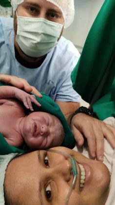 Médico faz parto do pai, da mãe e mais de 30 anos depois faz parto do filho do casal