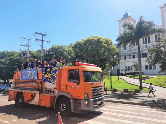 Prefeito Tuti recebe os vice-campeões da jornada de foguete do Rio de Janeiro