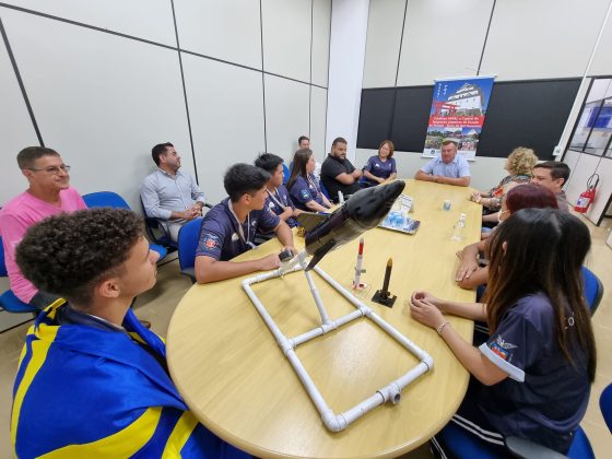 Prefeito Tuti recebe os vice-campeões da jornada de foguete do Rio de Janeiro
