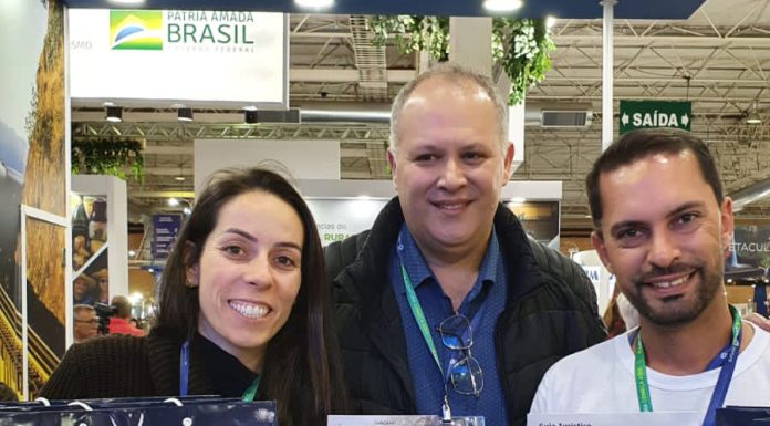 Guia Turístico Paraná Cidades é distribuído em feira de turismo no Rio Grande do Sul
