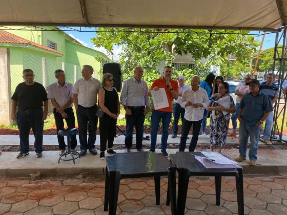 Mais 96 famílias de Carlópolis recebem título de regularização fundiária, providenciada pela prefeitura