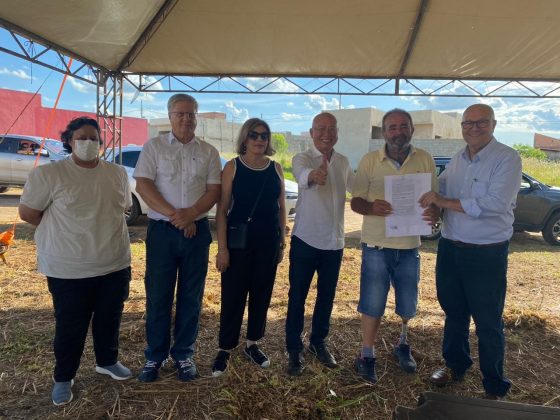 Mais 96 famílias de Carlópolis recebem título de regularização fundiária, providenciada pela prefeitura