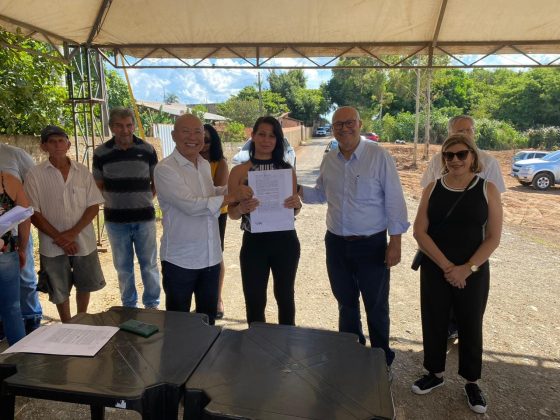 Mais 96 famílias de Carlópolis recebem título de regularização fundiária, providenciada pela prefeitura
