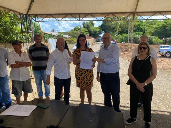Mais 96 famílias de Carlópolis recebem título de regularização fundiária, providenciada pela prefeitura