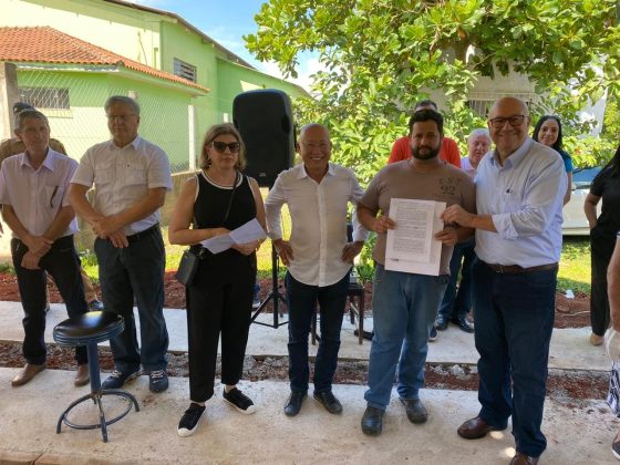Mais 96 famílias de Carlópolis recebem título de regularização fundiária, providenciada pela prefeitura