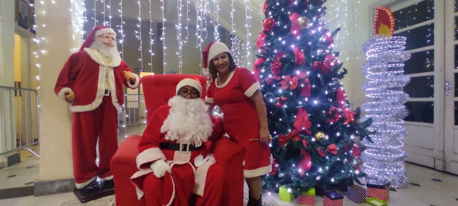 Chegada do Papai Noel acontece com desfile natalino em Jacarezinho