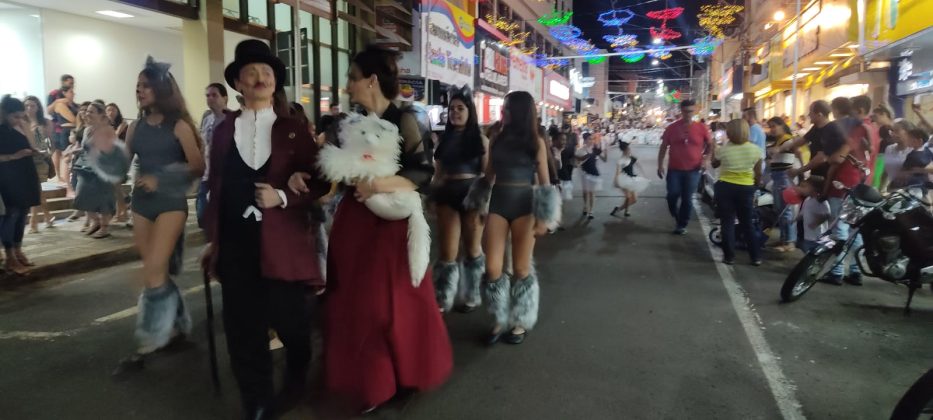 Chegada do Papai Noel acontece com desfile natalino em Jacarezinho