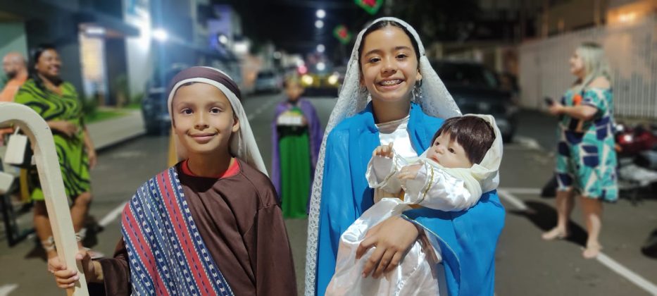 Chegada do Papai Noel acontece com desfile natalino em Jacarezinho