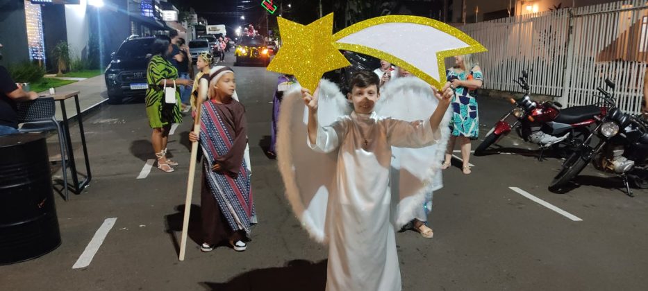 Chegada do Papai Noel acontece com desfile natalino em Jacarezinho